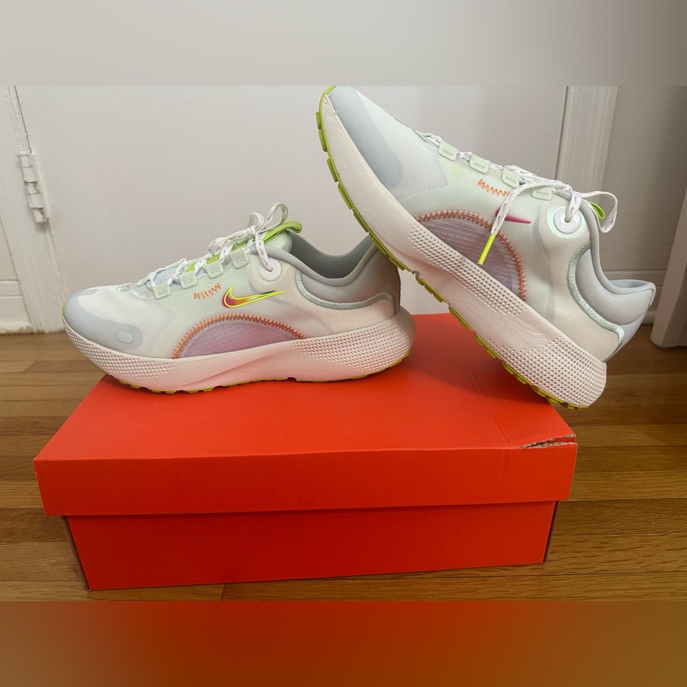 NWT New With Tags Nike Running Sneakers Womens React Escape